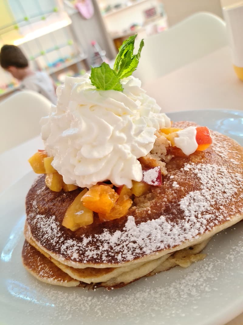 Pancakes με φρούτα και σαντιγί