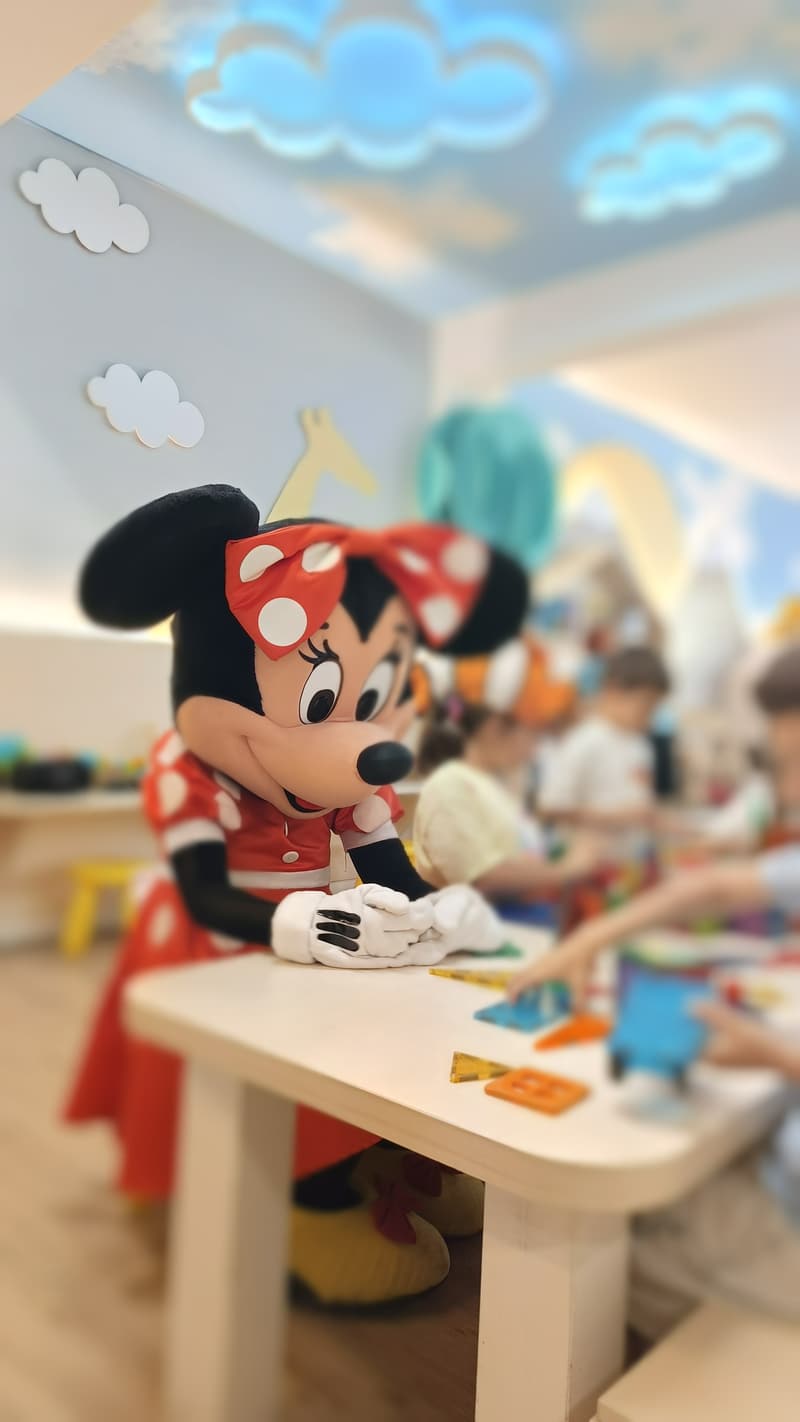 Η Minnie παίζει με τα παιδιά σε party στο Coucou